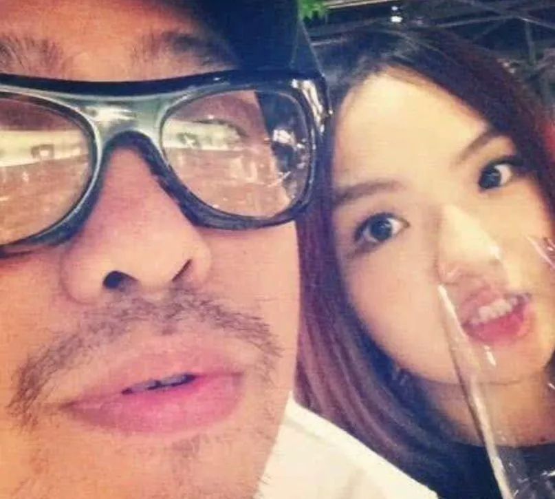 曝徐佳莹比尔贾婚姻生变关于徐佳莹和比尔贾的婚姻生变，目前并没有确凿的证据或官方消息来证实这一传闻。因此，对于这个问题，我们应该保持理性和客观的态度，避免传播未经证实的消息。